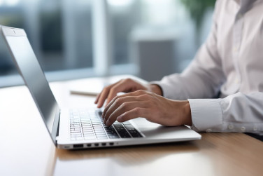 pessoa a escrever no computador - imagem figurativa